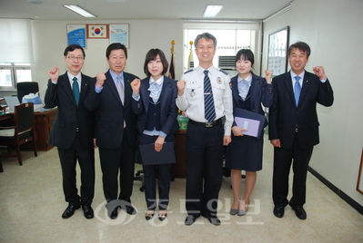 ▲ 영동경찰서는 20일 보이스피싱 피해를 막은 서지혜 대리와 배은정 주임에게 감사장을 수여했다.