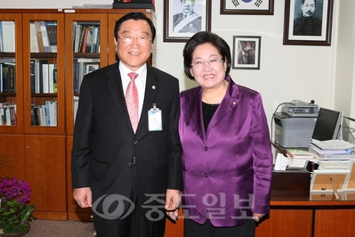 김석환<왼쪽> 군수가 김을동 국회의원을 방문해 김좌진장군 생가지주변정비사업의 국비확보 협조를 요청했다.