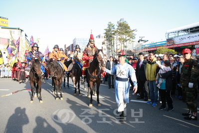 ▲ 지난 27~29일 아산시 온양온천역 등지에서 열린 아산성웅이순신축제에서 '이순신 장군 출정식 및 퍼레이드'가 열리고 있다.