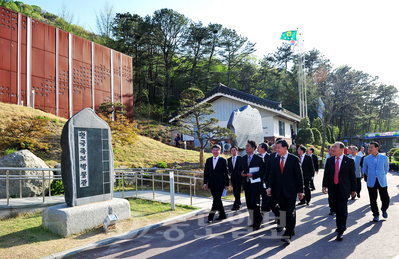 ▲ 현지 확인차 대전 중구 뿌리공원을 찾은 보건복지부 실사단에게 박용갑 중구청장과 관계자들이 설명하고 있다.