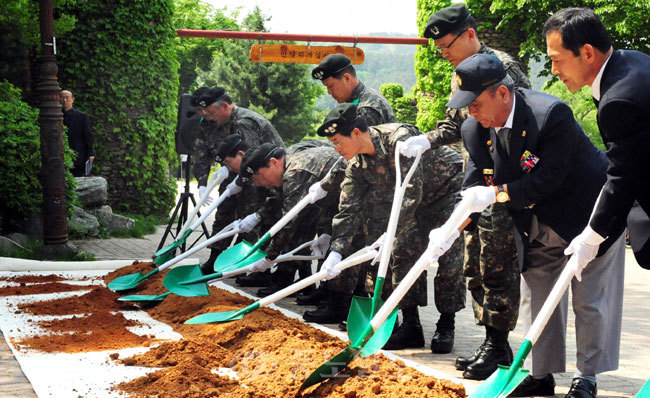 ▲ 6·25 전사자 유해 발굴 개토식이 7일 대전 대덕구 장동 계족산 주차장에서 열려 육군 제32보병사단 김완태 사단장을 비롯한 참석자들이 발굴활동을 위한 개토식을 갖고 있다. 이민희 기자 photomin@