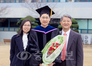 ▲ 상하이 교통대 교수로 부임한 시사샤오 시아·지강취안 박사 부부와 지도교수인 이상엽(사진 오른쪽)교수.