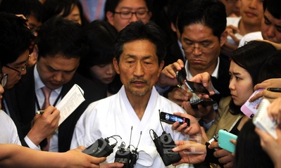 ▲ 강기갑 통합진보당 혁신비상대책위원장이 14일 오후 서울 여의도 국회 정론관에서 인사 기자회견을 마친 뒤 취재진의 질문에 답하고 있다.
<br />뉴시스