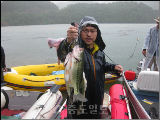 ▲ 지난해 속리산 삼가저수지에서 열린 대회에서 한 참가자가 배스를 들어보이고 있다.