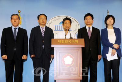 ▲ 강기갑 통합진보당 혁신비상대책위원장이 16일 국회 정론관에서 통합진보당 비대위원 1차 명단을 발표하고 있다. [뉴시스 제공]