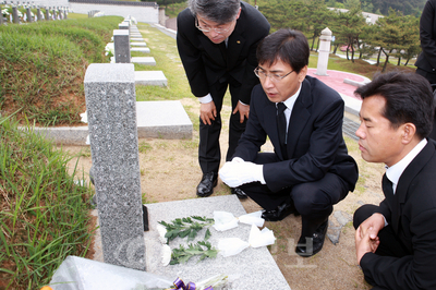 ▲ 안희정 충남지사가 16일 광주 북구 망월동 5ㆍ18묘지를 참배하고 있다. 