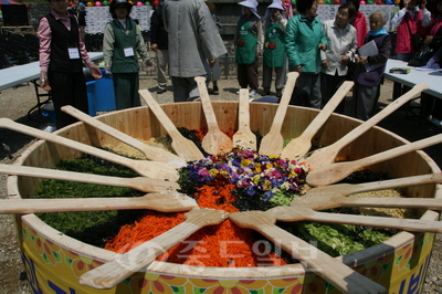 ▲ 사진은 작년 마곡사 신록축제 모습.