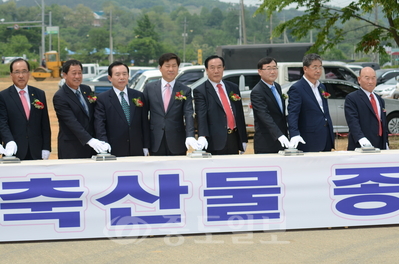 ▲ 유병선 조합장 외 각계 인사들이 축포를 터트리고 있다.