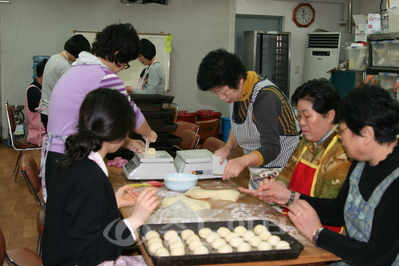 ▲ 빵구미 봉사단이 어려운 이웃들에게 전해줄 빵을 만들고 있다.