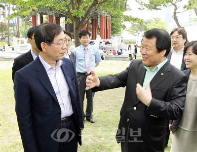 ▲ 대전시청 광장에서 열린 NGO축제를 찾은 박원순<사진 왼쪽> 서울시장이 염홍철 대전시장과 대화하고 있다.