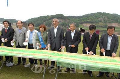 ▲ '시끌벅적 비단내 문화나눔터'가 공주 고마나루 수상공연장에서 성대히 개장됐다. 사진은 이준원 공주시장, 최광식 문화체육부장관, 구본충 충남도 행정부지사, 박수현 국회의원 당선자, 고광철 공주시의회 의장 등 내빈들이 인절미를 자르는 모습.