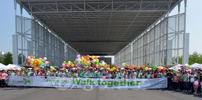 ▲ '2012 다문화 걷기축제 Walk Together'에 참석한 다문화 가정과 외국인 유학생, 시민들이 걷기에 앞서 파이팅을 외치고 있다.