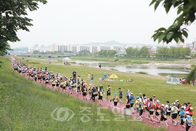 ▲ 갑천 둔치 일원에서 지난 20일까지 열린 '제8회 유성온천 100㎞ 울트라 마라톤대회'에 참가한 시민들이 힘차게 질주하고 있다.