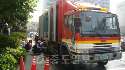 ▲한국전력 대전ㆍ충남본부 논산지사 직원들이 23일 오전3시 정전된 논산 제이파크 2단지 아파트에서 긴급 복구활동을 벌이고 있는 모습.