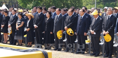 ▲ 노무현 전 대통령 3주기 추도식이 23일 오후 2시 경남 김해 봉하마을 대통령 묘역 옆에서 권양숙 여사와 아들 건호씨, 추모객 등 3000여명이 참석한 가운데 거행됐다.
<br />뉴시스