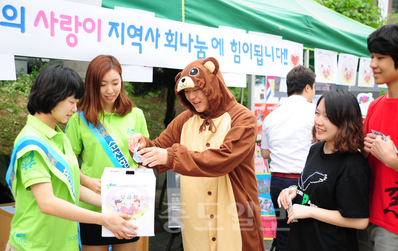 ▲ 지난 22일부터 24일까지 3일간 열린 순천향대 축제에서 학생들이 지역소외계층을 위한 모금행사를 진행하고 있다.