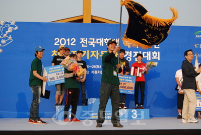 ▲ 전국 대학생 녹색ㆍ안전 창작전기자동차 경진대회에서 종합우승을 차지한 한기대 볼츠가 종합우승 깃발을 흔들며 승리를 만끽하고 있다.