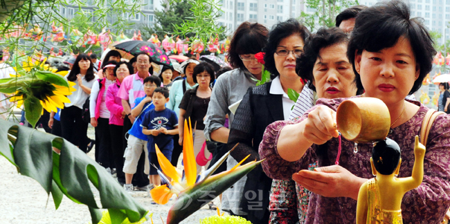 ▲ 불기2556년 부처님 오신날을 맞아 28일 천태종 광수사를 찾은 불자들이 길게 줄지어서 관불의식을 거행하고 있다. 이민희 기자 