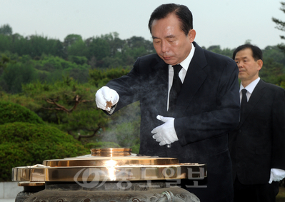 ▲ 이인제 선진통일당 대표와 신임지도부가 30일 오전 서울 동작구 국립현충원을 찾아 참배하고 있다.
<br />[뉴시스 제공]