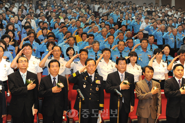 ▲ 올바른 교통문화정착으로 교통선진국으로 발돋움하기위한 교통사고 줄이기 범국민대회가 31일 오후 대전경찰청 무궁화홀에서 교통봉사대와 경찰 시민등이 참석한 가운데 열려 결의를 다졌다.
<br />김상구 기자 ttiger39@