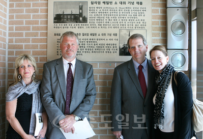 ▲ 스티븐 쇼 부부<사진 우측>와 오랜 친구인 브래드 러시 변호사 내외.