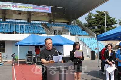 ▲ 국내에 유학중인 베트남 유학생들의 축구대회를 준비한 박균익 (주)아이씨 푸드 대표가 3일 충남대 종합운동장에서 열린 축구대회에 앞서 축사를 하고 있다.