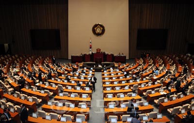 ▲ 5일 오전 국회 본회의장에서 새누리당 의원들이 임시회 본회의 개회를 기다리고 있다.[뉴시스 제공]