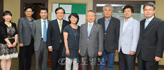 ▲중도일보 독자위원회가 5일 오전 편집국 회의실에서 김원배 위원장을 비롯한 독자위원이 참석한 가운데 열렸다.
<br />김상구 기자