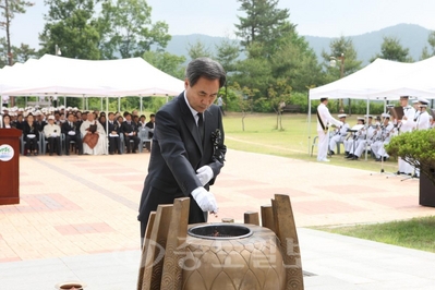 ▲ 사진은 이기원 계룡시장이 6일 오전 10시 엄사근린공원충령탑에서 분향하고 있는 모습.