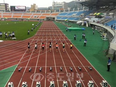 ▲ 7일 오전 한밭운동장에서 있었던 제66회 육상선수권 남자 110m 허들 경기 모습. 운동장 스탠드가 썰렁해 일반인의 육상에 대한 무관심을 실감케 하고 있다.
<br /> 