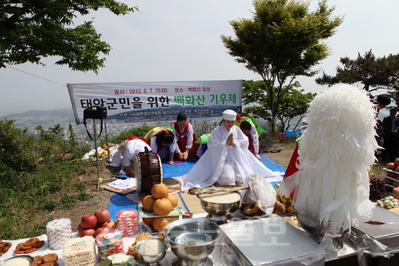 ▲ 한달째 지속되는 극심한 가뭄으로 인해 태안군이 예비비를 투입해 가뭄피해 최소화에 나섰다. 사진은 지난 7일 백화산에서 지낸 기우제 모습.