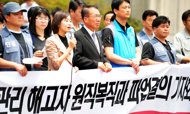 ▲ 전국 '청춘투어'에 나선 김재연<사진 앞줄 왼쪽에서 두번째> 통합진보당 의원이 12일 대전을 방문해 충남대에서 시설관리 해고자 원직복직 기자회견을 하고 있다. 
<br />이민희 기자 photomin@
<br /> 