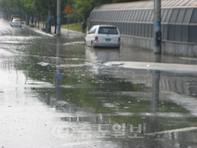 ▲ 천안 쌍용대로 일부 구간 곳곳이 지난 12일 내린 소나기로 침수돼 운전자들이 큰 불편을 겪었다.