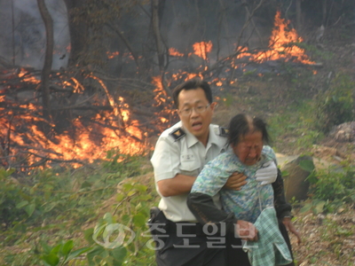 ▲ 19일 충남지방경찰청 노인안전사진 공모결과, 공주경찰서 임방식 경위의 '영화같은 감동' 작품이 최우수상으로 선정됐다.