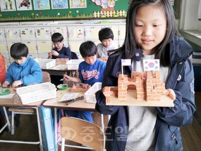 ▲ 방과후 교실은 가야금, 로봇과학, 그리기, 건축교실 등 49개 반으로 편성ㆍ진행되고 있다. 