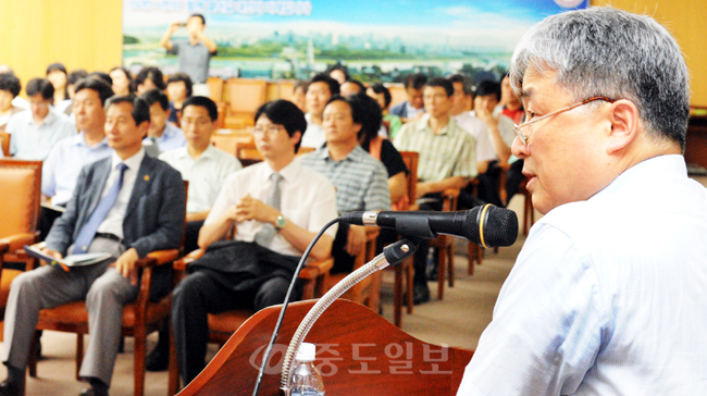 ▲ 대전시민대토론회 및 대전고용포럼이 21일 대전시청 대회의실에서 열려 베이비붐세대 경제활동 현황과 일자리정책이란 주제발표를 하고 있다. 이민희 기자 photomin@