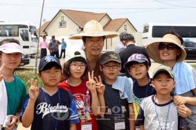 친환경무상급식 체험에 참여한 곽노현 서울시교육감과 학생, 학부모들의 모습. 이들은 손모내기, 당근 수확, 우렁이 방사 등을 체험하며 먹거리와 농업, 환경의 중요성을 깨닫는 시간을 가졌다. 