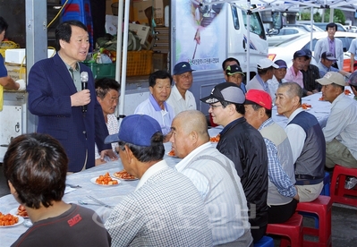 ▲ 염홍철 대전시장이 새벽 인력소개소를 찾아 근로자를 격려하고 대화의 시간을 가졌다.