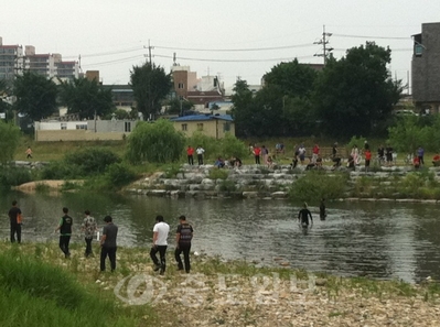 ▲ 소방당국이 유등천변을 수색하고 있다.