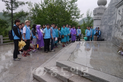 ▲ 지난 2일 중국 연변조선족자치주 화룡시에 세워진 청산리대첩 앞에서 답사에 나선 대전ㆍ충남의 대학생들이 현장강의를 듣고 있다.
<br />사진제공=독립기념관