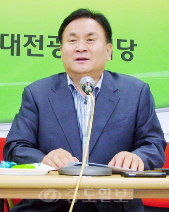 ▲ 이상민 민주통합당 대전시당 위원장이 15일 오후 시당에서 기자회견을 열고 “중구와 유성구 의회의 파행과 관련 진상조사특위를 운영키로 했다”고 밝혔다. 뉴시스