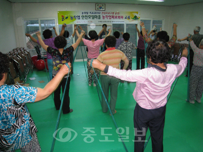 ▲ 태안군이 바쁜 농번기를 보낸 농업인들을 대상으로 건강하고 활력 넘치는 삶을 위해 신바람 건강체조를 운영하고 있다.