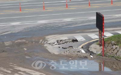 ▲ 지난 13일 내린 장맛비로 천안 국도 1호선 일부 구간이 붕괴돼 운전자들이 큰 불편을 겪고 있다.