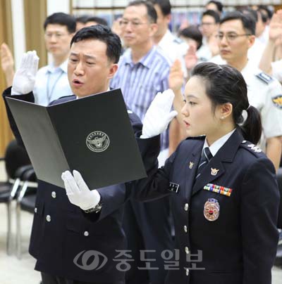 충남지방경찰청이 16일 전직원이 참석한 가운데 경찰청사 '각자내기' 실천 다짐대회를 하고 있다.