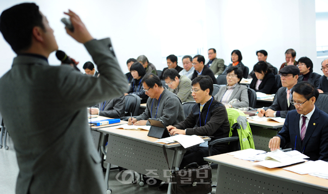 농어민 역량 강화를 위한 3농혁신 대학에 안희정 도지사와 농어민들이 참여해 강의를 듣고 있다.