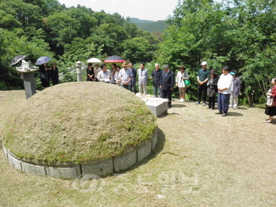 ▲ 심향선양위원회는 25일 오전 11시 대전 중구 목달동 심향묘소를 찾아 심향 박승무 화백 32주기 추모제를 열었다.