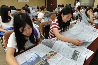 ▲ 방학을 맞아 예산군 광시중학교 학생 30여 명이 30일 본사를 방문해 신문 제작 과정을 견학하고 본사 한성일 부장에게 신문에 대한 교육(NIE교육)을 받고있다.
<br />김상구 기자