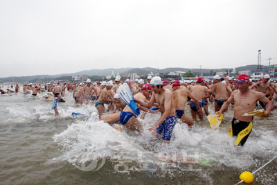 ▲ 오는 12일 태안 학암포에서 무더위를 한방에 날려버릴 핀 수영대회가 펼쳐진다. 사진은 지난해 핀 수영대회의 모습.