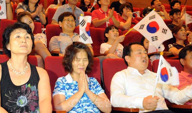 ▲ 남자양궁 개인전 8강 경기가 열린 3일 배재대학교 국제협력교류관에서 김법민 선수의 어머니<사진앞줄 왼쪽에서 두번째>가 경기를 지켜보며 간절한 기도를 하고있다. 손인중 기자 dlswnd98@