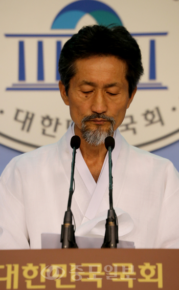 ▲ 통합진보당 강기갑 대표가 6일 국회 정론관에서 기자회견 도중 굳은 표정을 짓고 있다.[연합뉴스 제공]